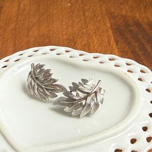 Vintage Trifari silver tone women’s clip on earrings